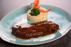 Hirschrückenragout mit Chili-Couscous, Sauerrahm und Preiselbeeren