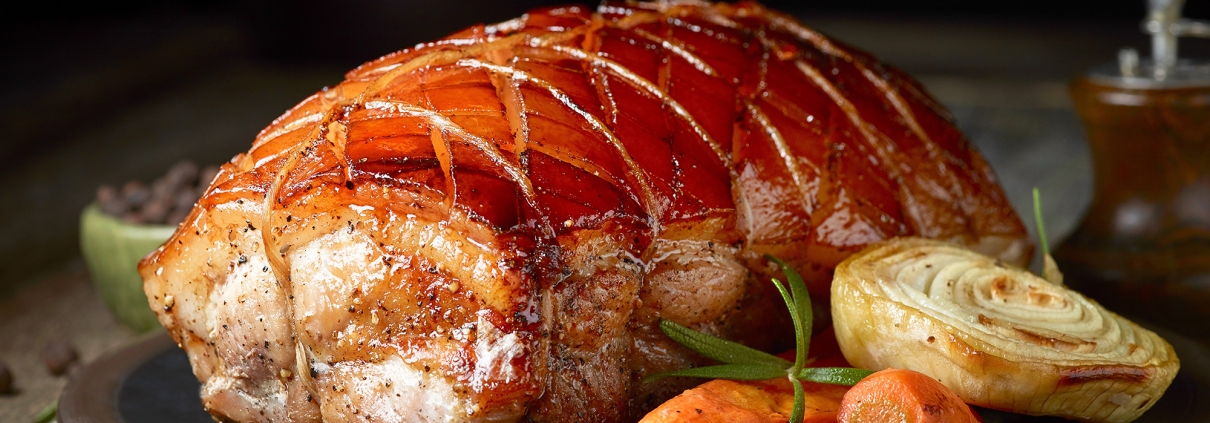 Saftiger Schweinsbraten mit Sauerkraut und Erdäpfelknödel