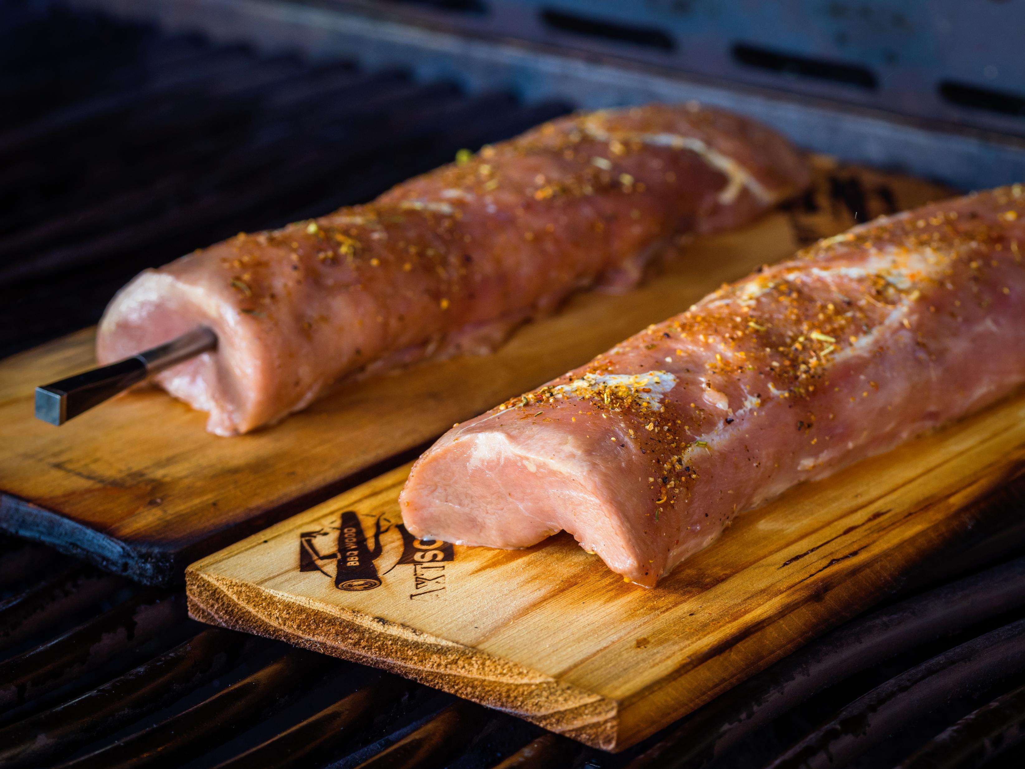 Olvahh´s Wildschweinrücken von der Zedernholzplanke mit Wacholder-Portwein-Glasur