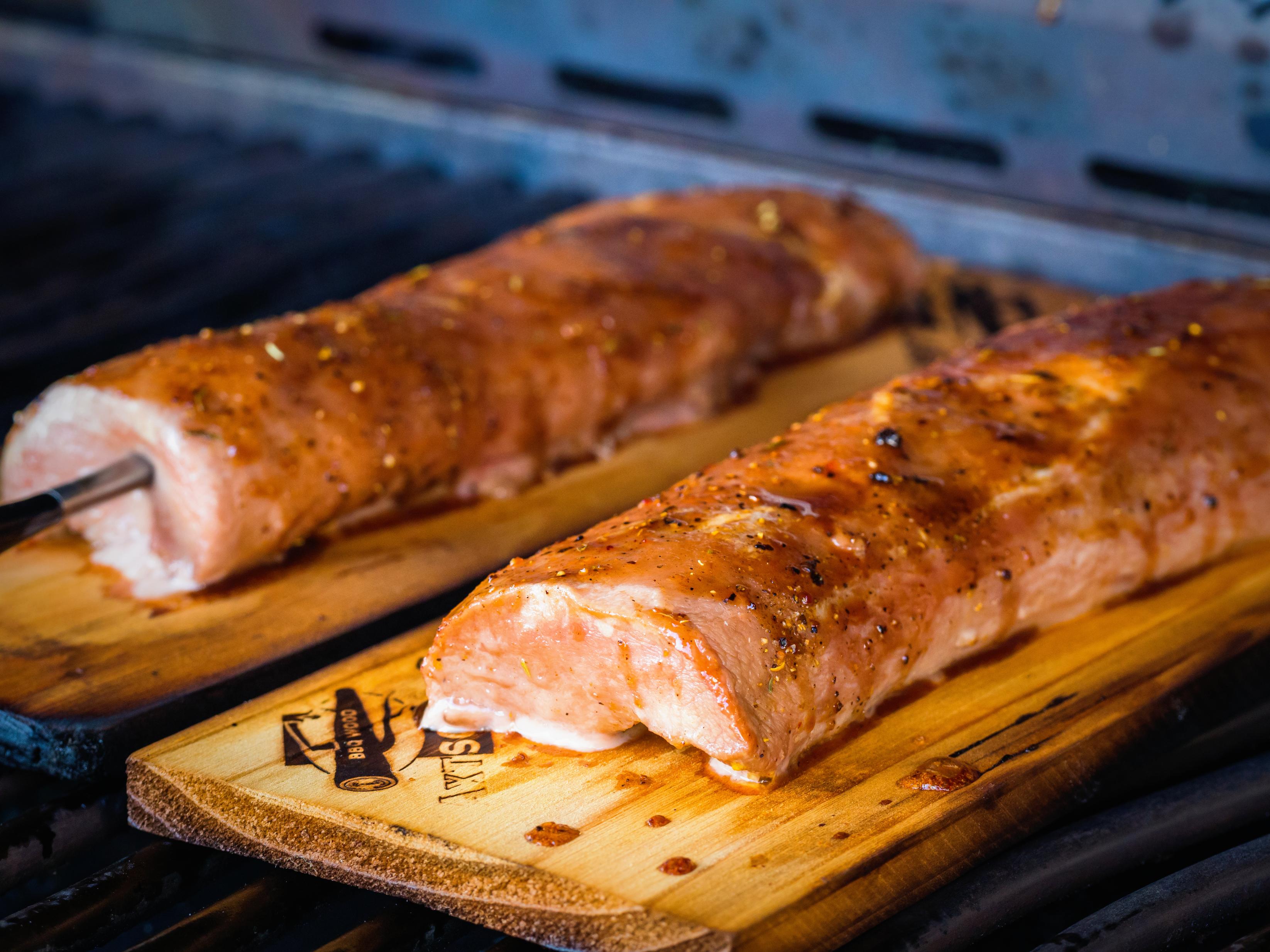 Olvahh´s Wildschweinrücken von der Zedernholzplanke mit Wacholder-Portwein-Glasur