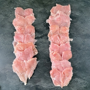 Hühnerschnitzel geplättet 140 g. 15 Stk 2100 g ➤ Hühnerschnitzel kaufen - Hühnerbrust geschnitten. Mageres Fleisch, sehr feinfaserig und fettarm.