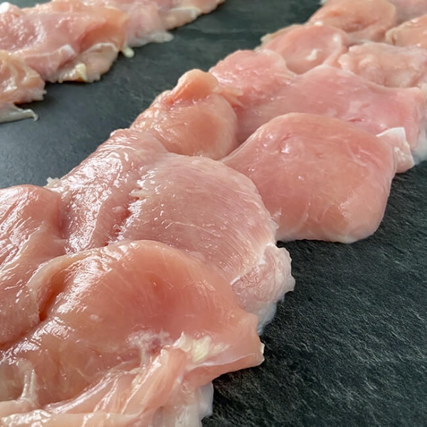 Hühnerschnitzel geplättet 140 g. 15 Stk 2100 g ➤ Hühnerschnitzel kaufen - Hühnerbrust geschnitten. Mageres Fleisch, sehr feinfaserig und fettarm.