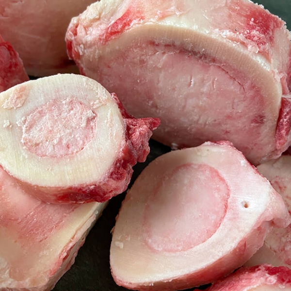 Rinder Markknochen aus Österreich 2 kg ➤ Rinder Markknochen kaufen. Rinder-Markknochen für herrliche Suppen und reduzierte Fonds bei Wiesbauer-Gourmet