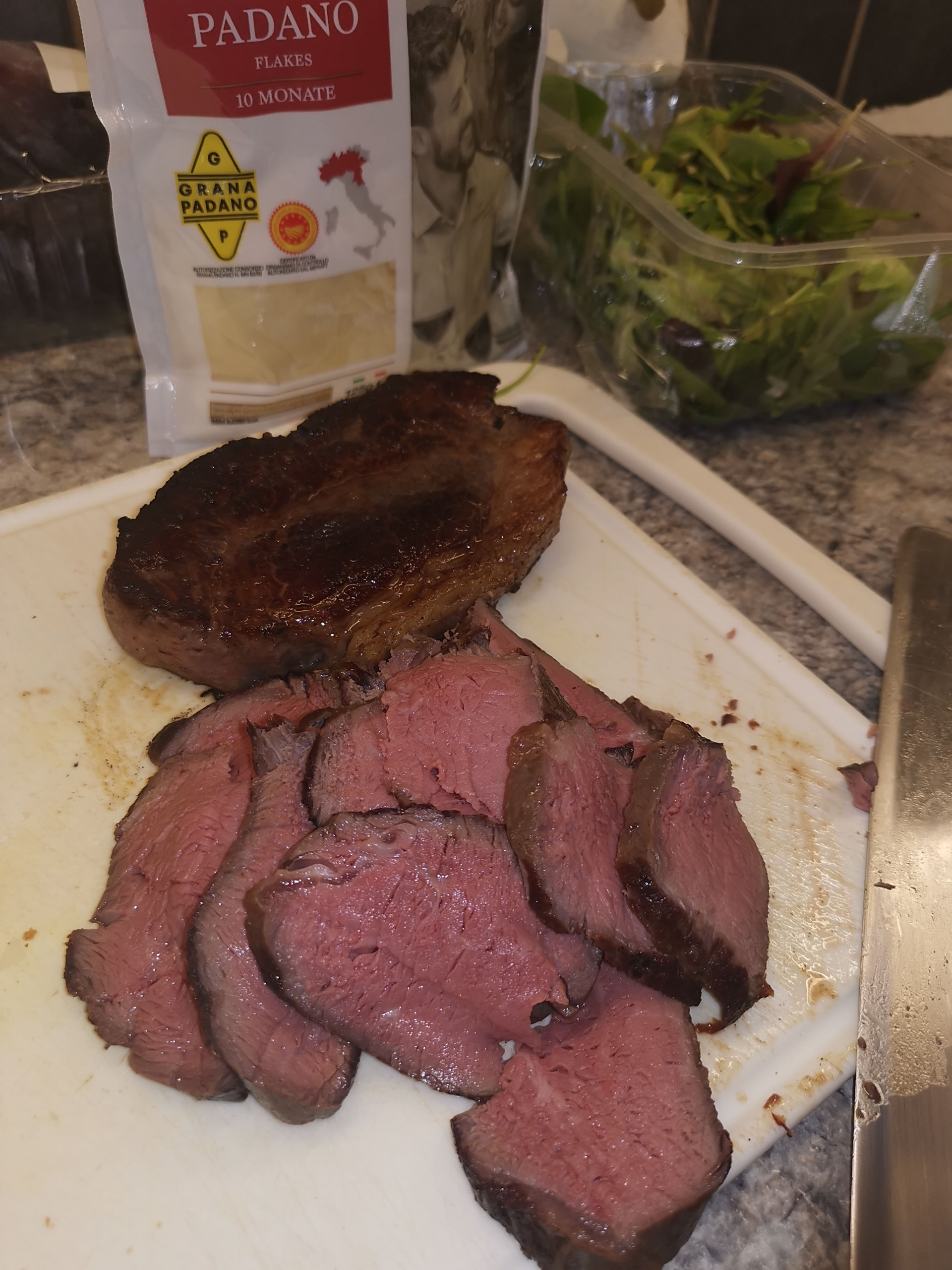 Filetsteak auf Zwiebelbaguette mit Caesar Salad und Granatapfelkernen