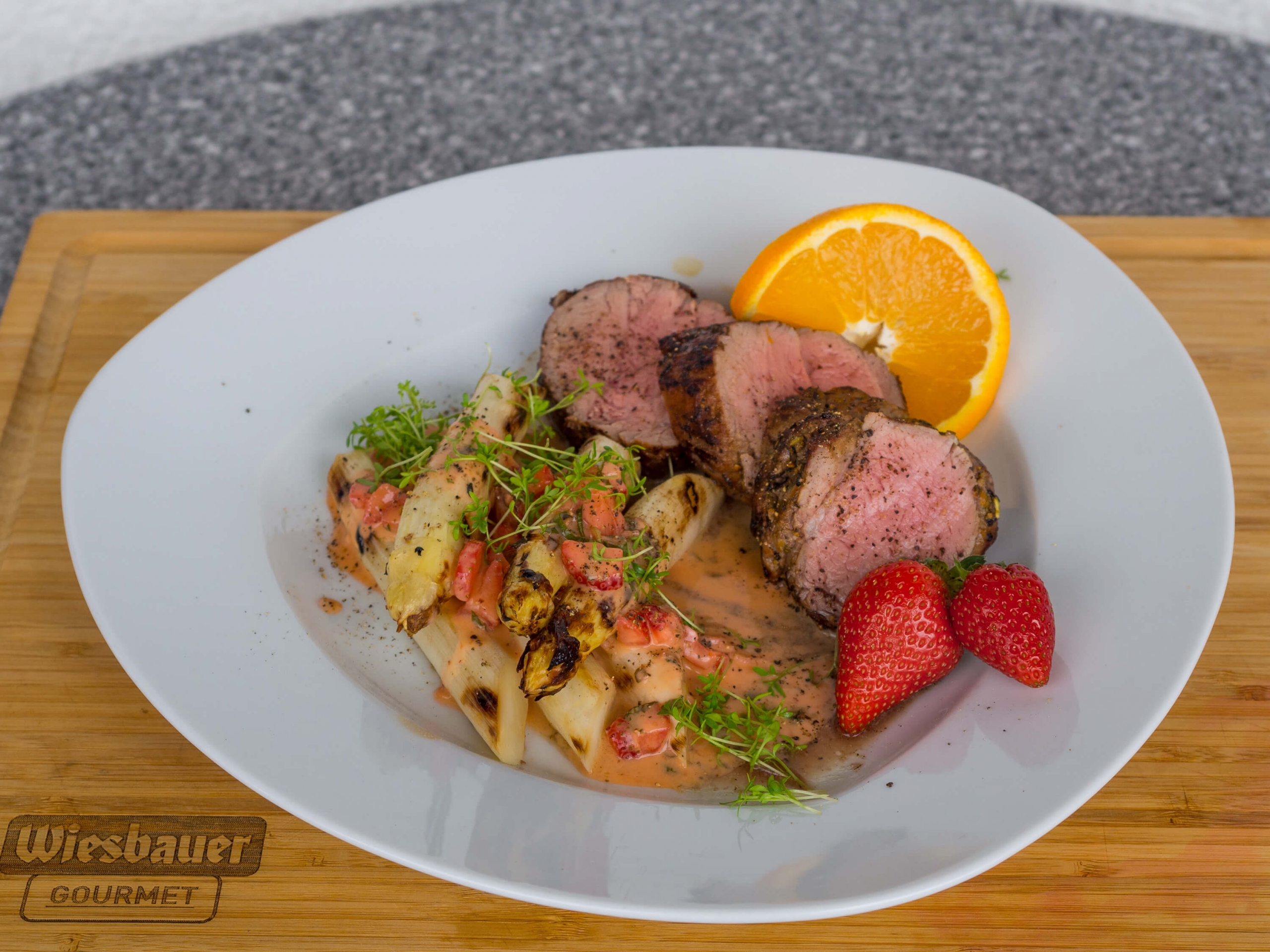 Olvahh´s Kalbsfilet mit gegrilltem weißen Spargel und Erdbeer-Orangen-Vinaigrette