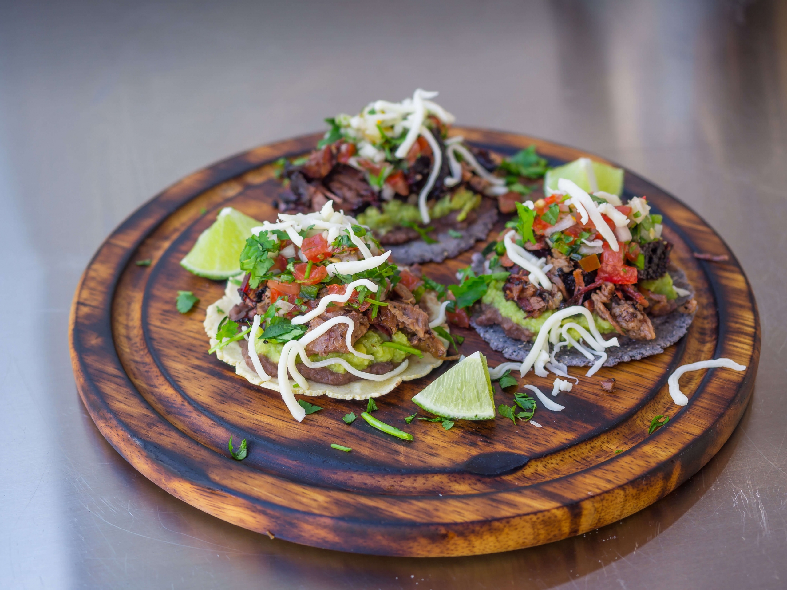 Olvahh´s Sopes mit Brisket, Guacamole, Frijoles Refritos & Salsas