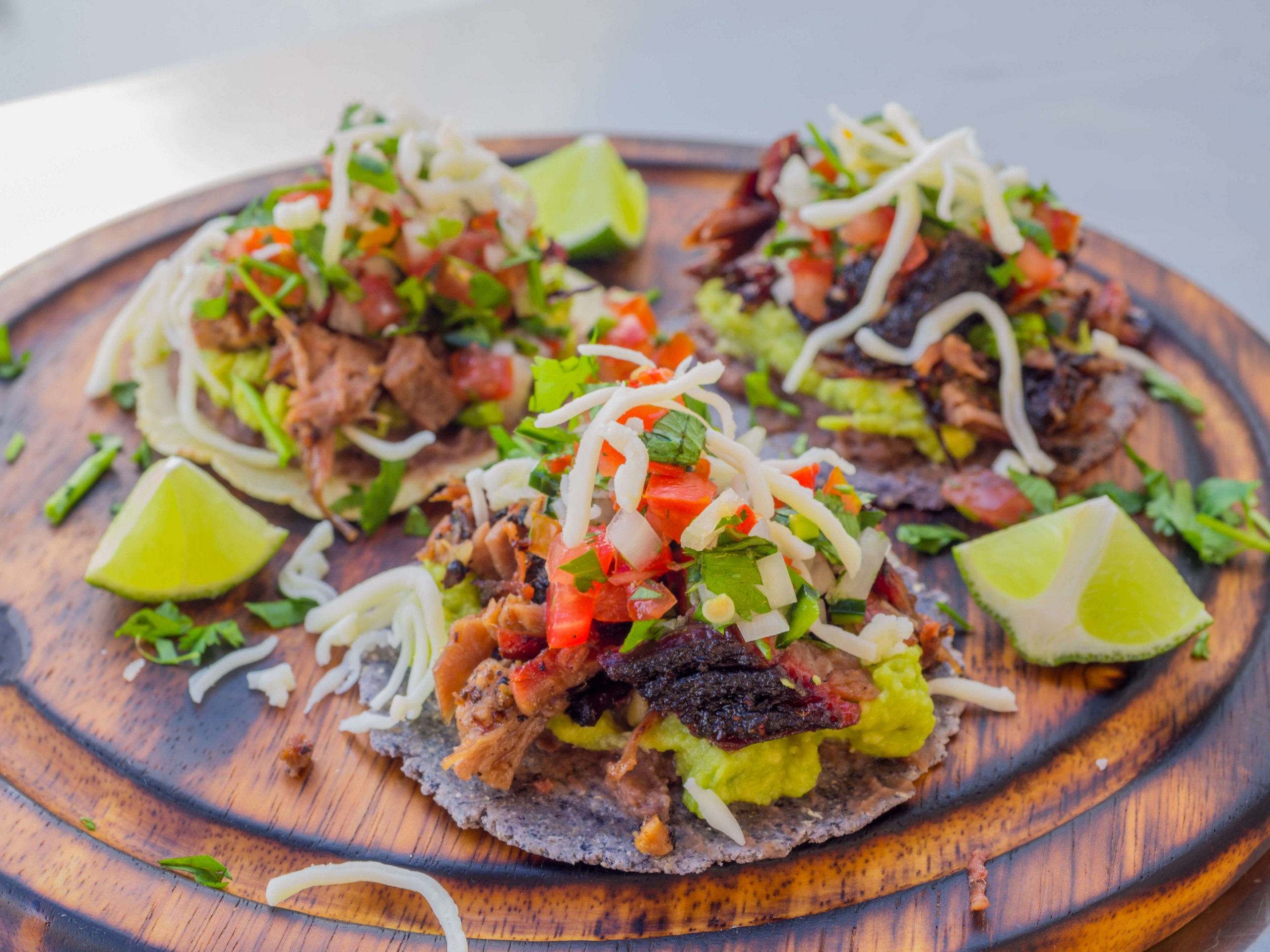 Olvahh´s Sopes mit Brisket, Guacamole, Frijoles Refritos & Salsas