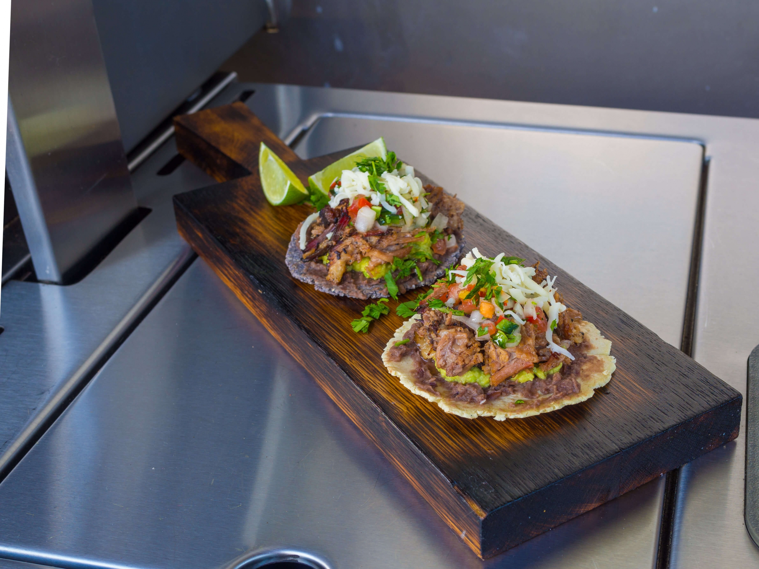 Olvahh´s Sopes mit Brisket, Guacamole, Frijoles Refritos & Salsas