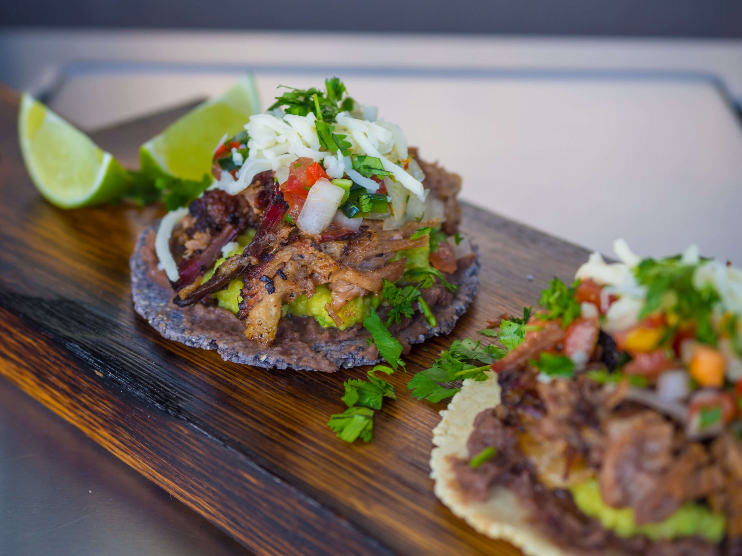 Olvahh´s Sopes mit Brisket, Guacamole, Frijoles Refritos & Salsas