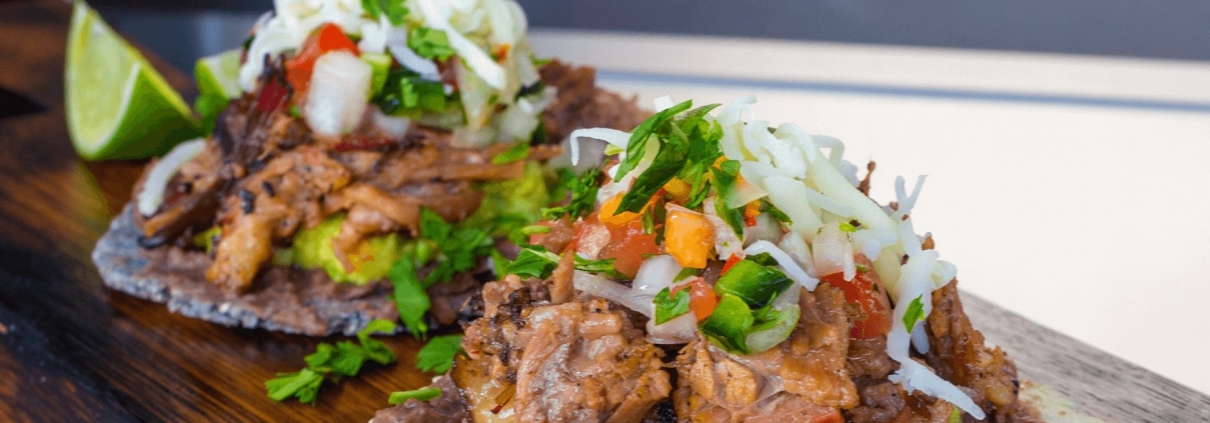 Olvahh´s Sopes mit Brisket, Guacamole, Frijoles Refritos & Salsas