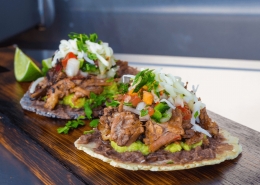 Olvahh´s Sopes mit Brisket, Guacamole, Frijoles Refritos & Salsas