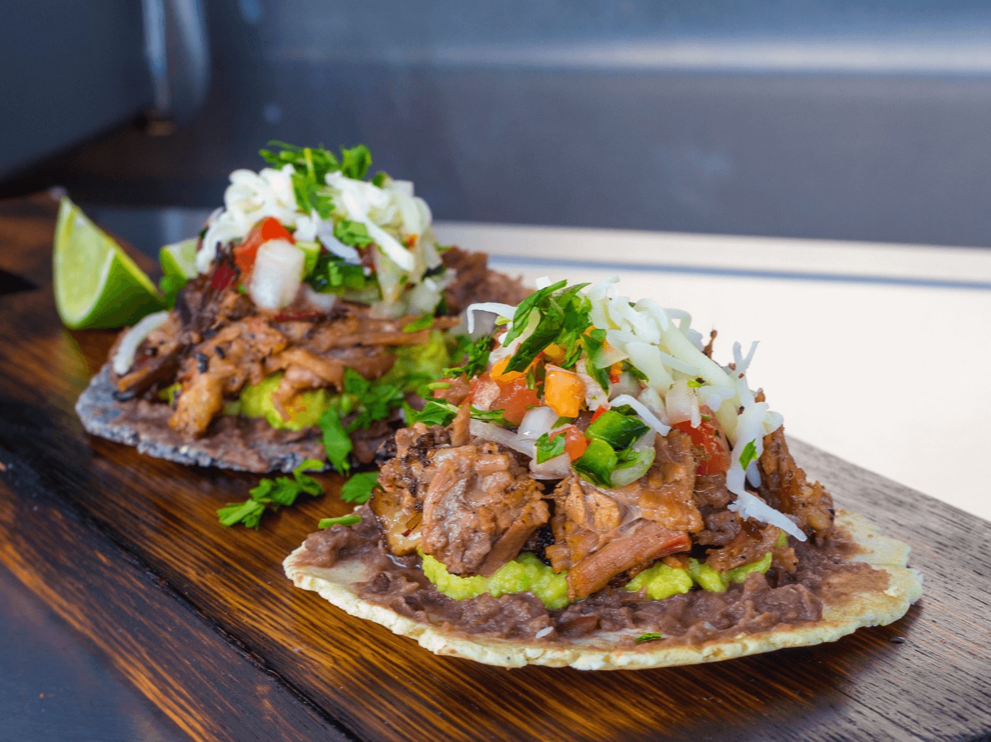 Olvahh´s Sopes mit Brisket, Guacamole, Frijoles Refritos & Salsas