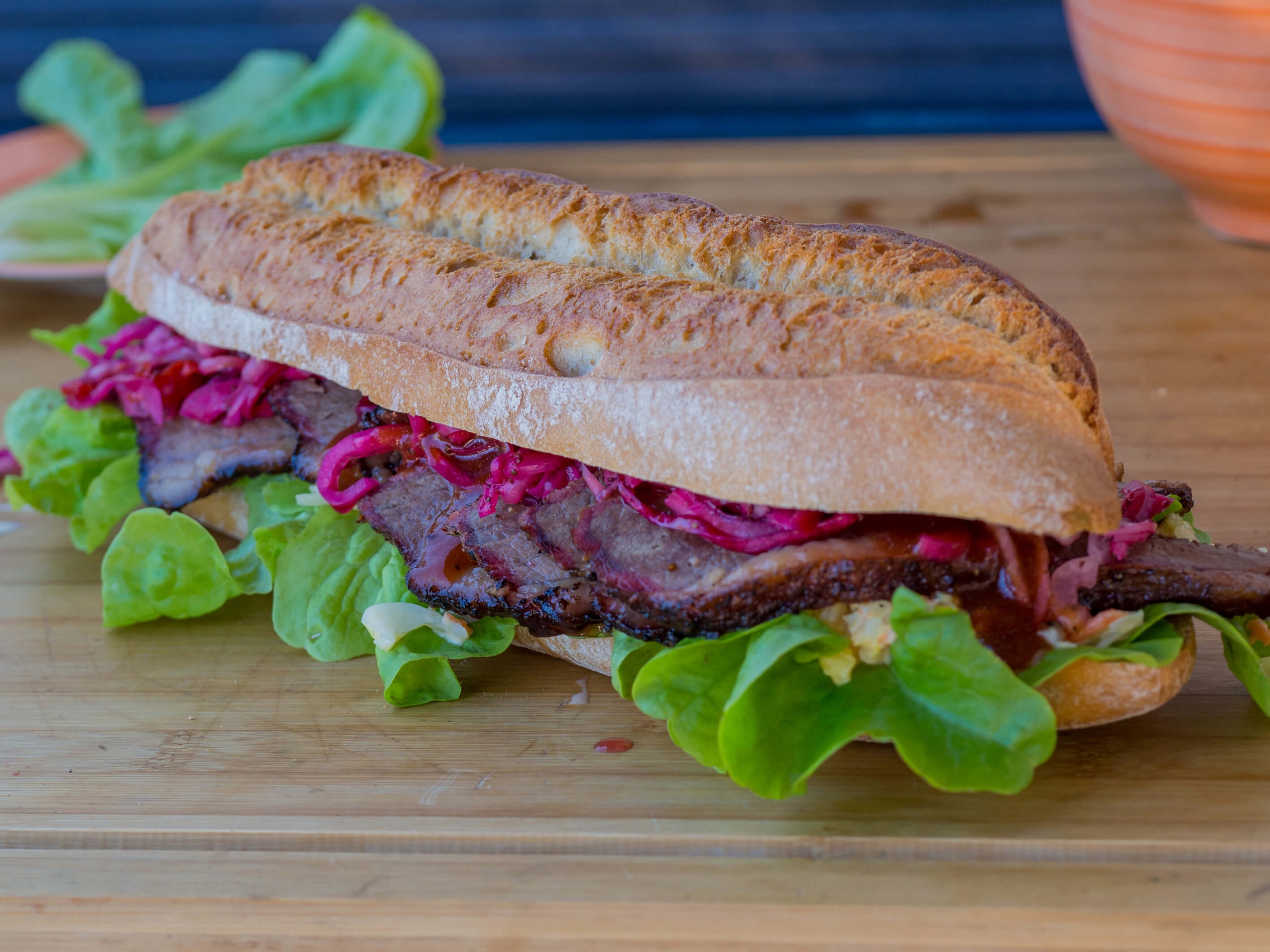 Olvahh´s Brisket-Sandwich mit eingelegten Zwiebeln und Cole-Slaw