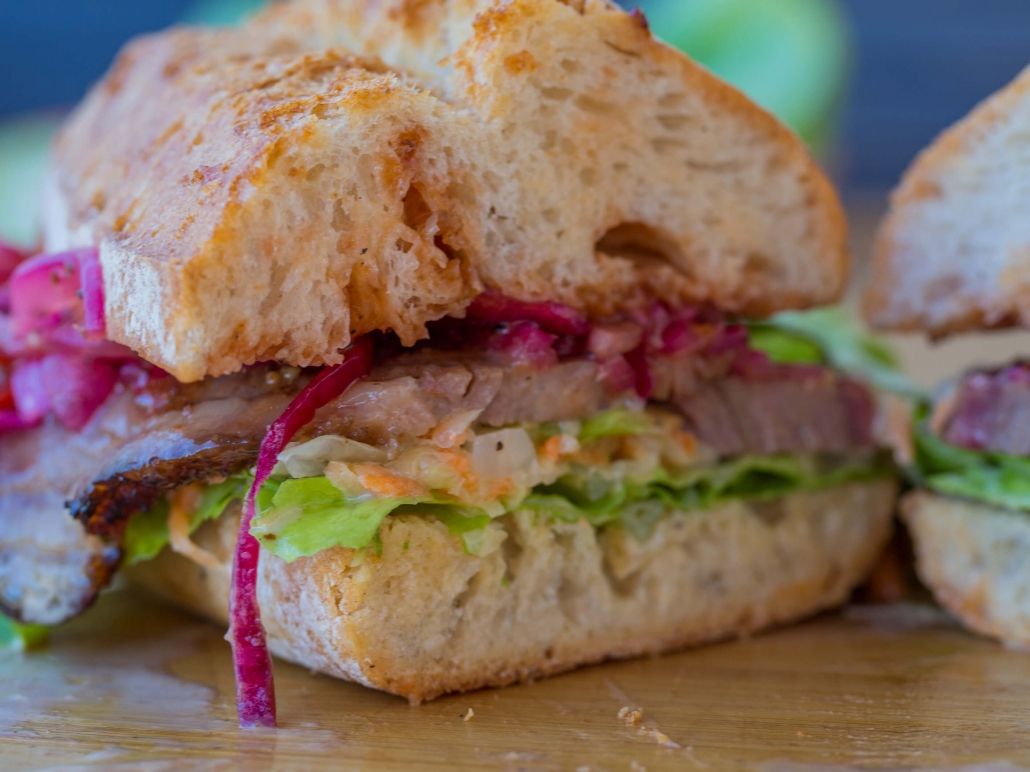 Olvahh´s Brisket-Sandwich mit eingelegten Zwiebeln und Cole-Slaw