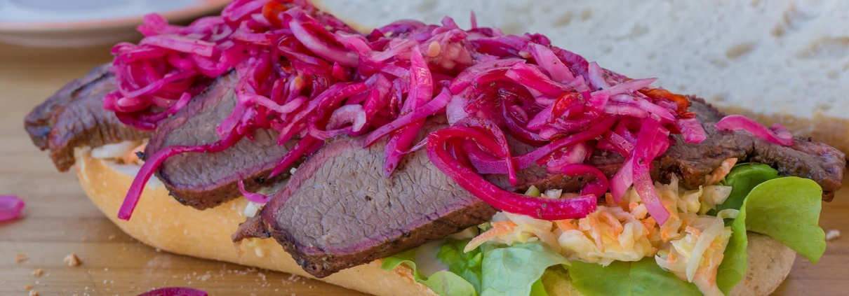 Olvahh´s Brisket-Sandwich mit eingelegten Zwiebeln und Cole-Slaw