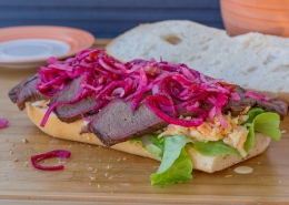 Olvahh´s Brisket-Sandwich mit eingelegten Zwiebeln und Cole-Slaw