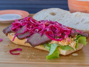 Olvahh´s Brisket-Sandwich mit eingelegten Zwiebeln und Cole-Slaw