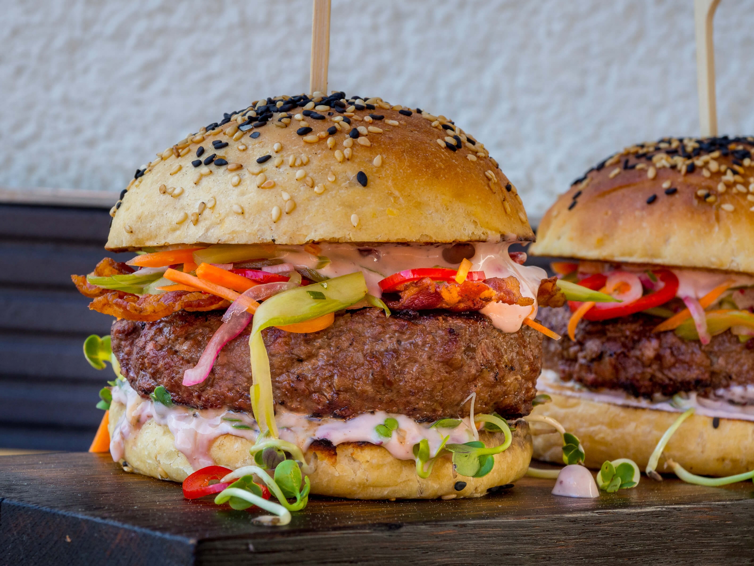 Olvahh´s Wildburger mit Ziegenkäsecreme und eingelegten Gemüsestreifen