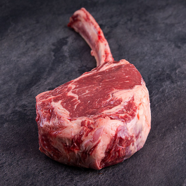 Rinder Tomahawk Steak Irland online bestellen - Das Rinder Rib Eye Steak mit großem Knochen ist saftig und aromatisch. ✓ 24h Lieferung 24 h