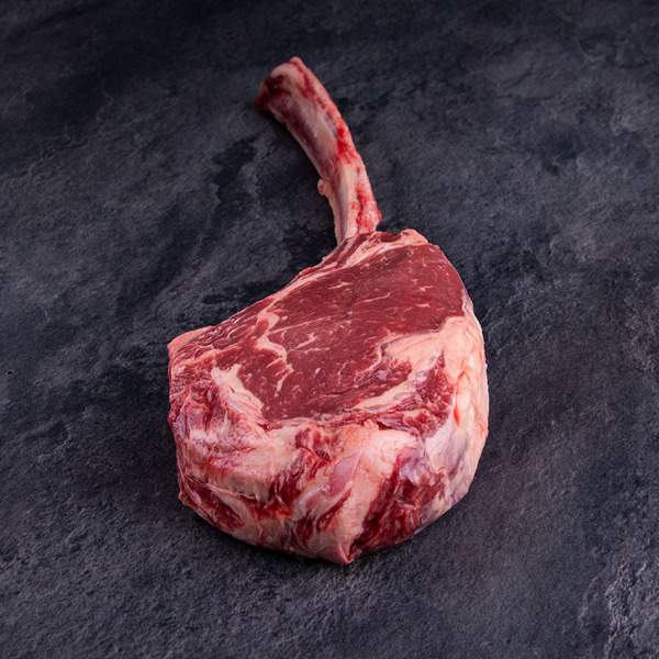 Rinder Tomahawk Steak Irland online bestellen - Das Rinder Rib Eye Steak mit großem Knochen ist saftig und aromatisch. ✓ 24h Lieferung 24 h