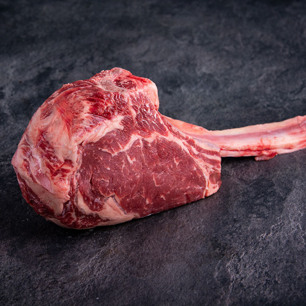 Rinder Tomahawk Steak Irland online bestellen - Das Rinder Rib Eye Steak mit großem Knochen ist saftig und aromatisch. ✓ 24h Lieferung 24 h