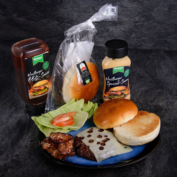 Wiesburger Wagyu Package für 4 Personen. 4 Wagyu Burger Pattys, 4 handgemachte Brioche Buns mit BBQ-Sauce & Spezial Sauce für Burger.