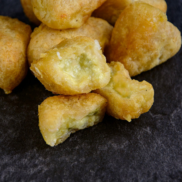 Das Trend-Fingerfood für jede Mahlzeit: Chili Cheese Nuggets! Die Füllung besteht aus Cheddar Käse gemischt mit grünem Pfeffer und Jalapeno Stücken