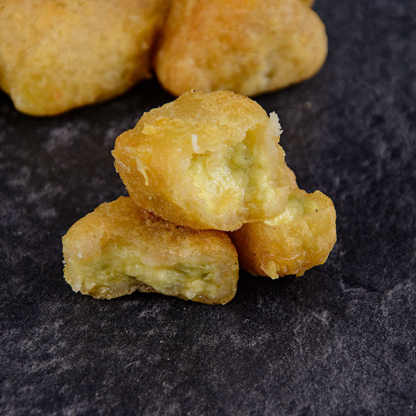 Das Trend-Fingerfood für jede Mahlzeit: Chili Cheese Nuggets! Die Füllung besteht aus Cheddar Käse gemischt mit grünem Pfeffer und Jalapeno Stücken