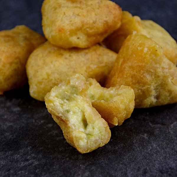 Das Trend-Fingerfood für jede Mahlzeit: Chili Cheese Nuggets! Die Füllung besteht aus Cheddar Käse gemischt mit grünem Pfeffer und Jalapeno Stücken