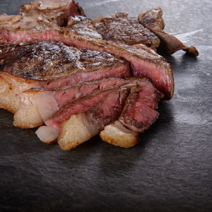 Chianina T-Bone Steak kaufen ➤ Bistecca alla Fiorentina 1 kg vom Chianina Rind. Besonders nussiger, voller Fleischgeschmack bei diesem Steak