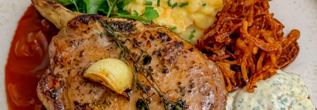 Daniels Duroc Krone sous vide mit Zwiebelsauce und Karotten-Kartoffelpüree