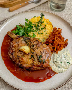 Daniels Duroc Krone sous vide mit Zwiebelsauce und Karotten-Kartoffelpüree