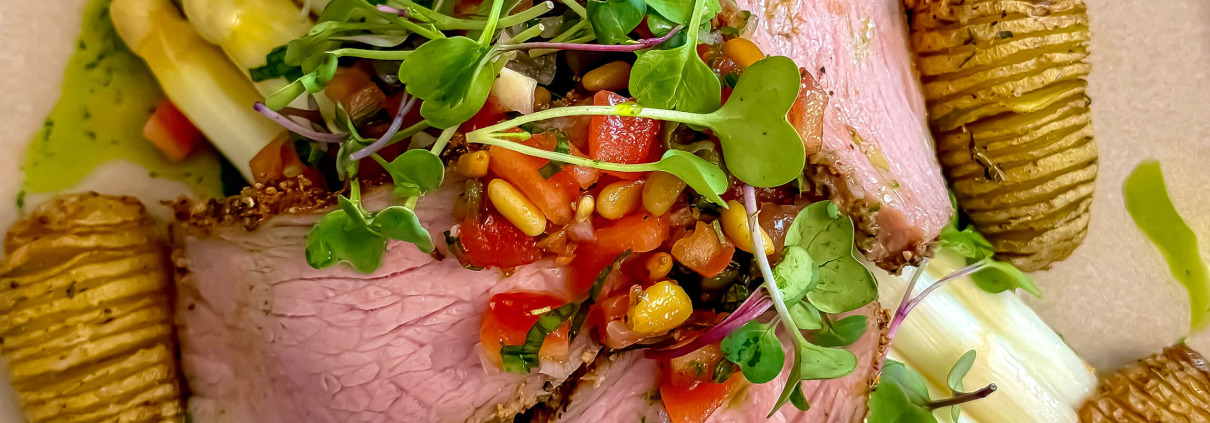 Daniels sous vide Kalbstafelspitz im Pfeffermantel mit Spargel und Tomaten-Vinaigrette