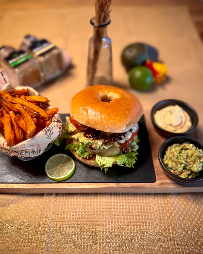 Daniels California Bagelburger mit Süßkartoffel Pommes und Guacamole Daniels California Bagelburger mit Süßkartoffel Pommes und Guacamole