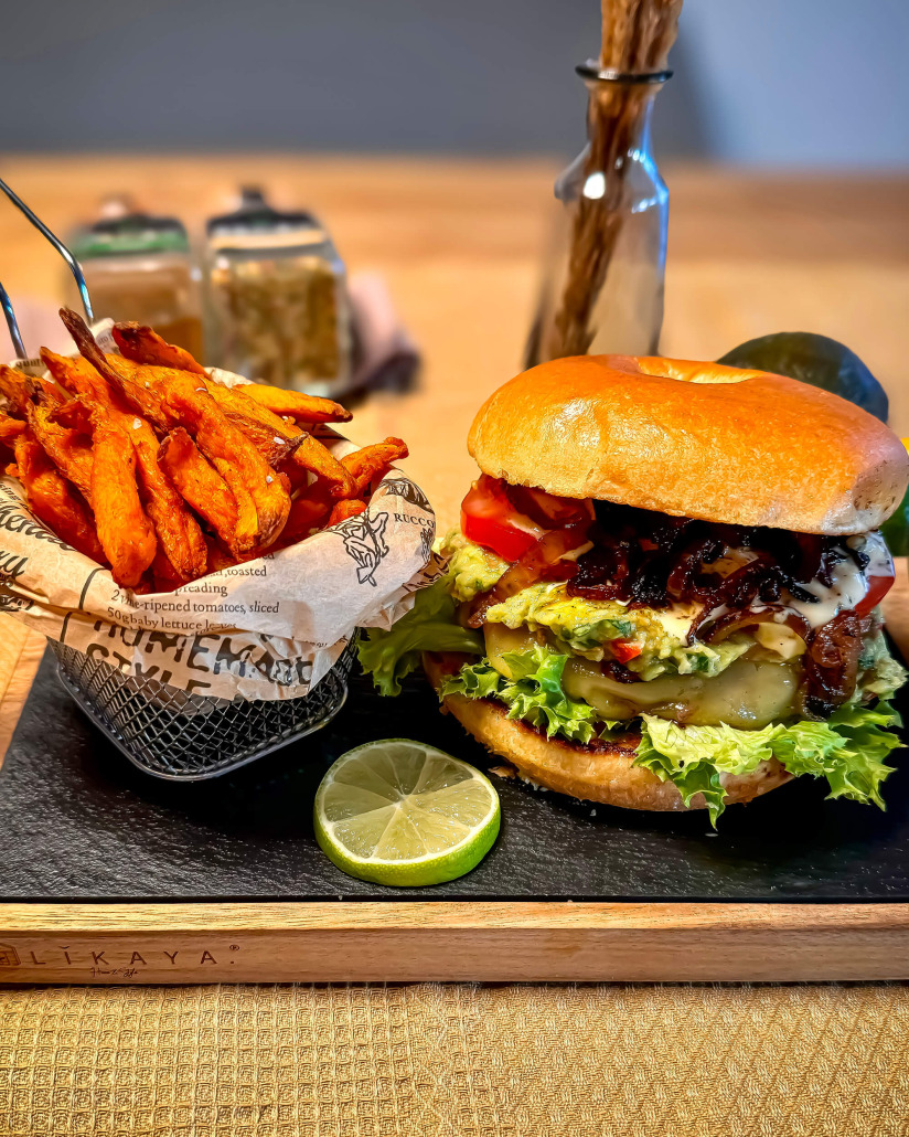 Daniels California Bagelburger mit Süßkartoffel Pommes und Guacamole Daniels California Bagelburger mit Süßkartoffel Pommes und Guacamole