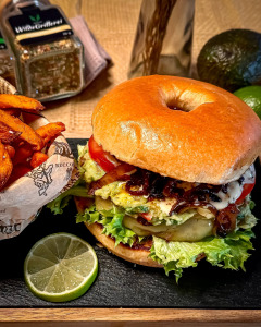 Daniels California Bagelburger mit Süßkartoffel Pommes und Guacamole