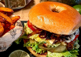 Daniels California Bagelburger mit Süßkartoffel Pommes und Guacamole