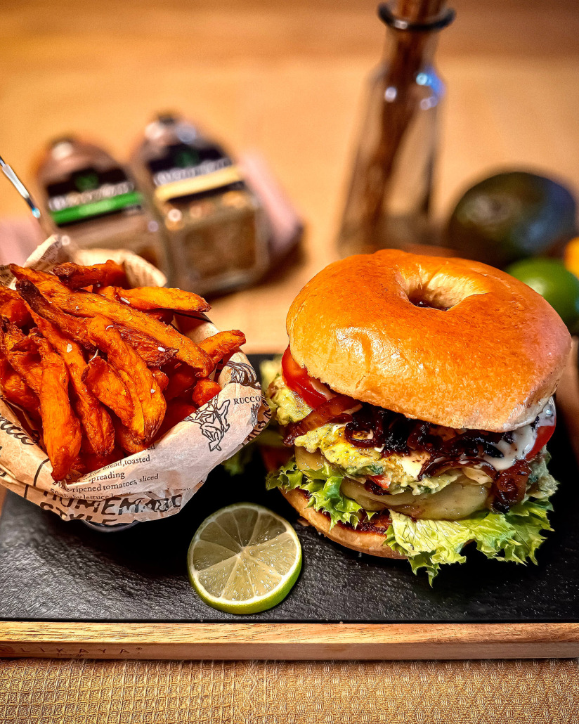Daniels California Bagelburger mit Süßkartoffel Pommes und Guacamole Daniels California Bagelburger mit Süßkartoffel Pommes und Guacamole