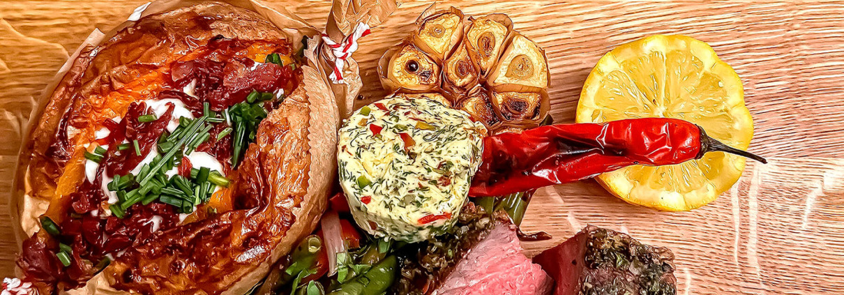 Tomahawk mit Chimichurri Butter gratiniert, Süßkartoffel und Grillgemüse