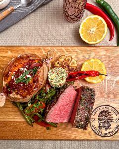 Tomahawk mit Chimichurri Butter gratiniert, Süßkartoffel und Grillgemüse