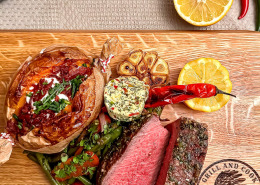 Tomahawk mit Chimichurri Butter gratiniert, Süßkartoffel und Grillgemüse