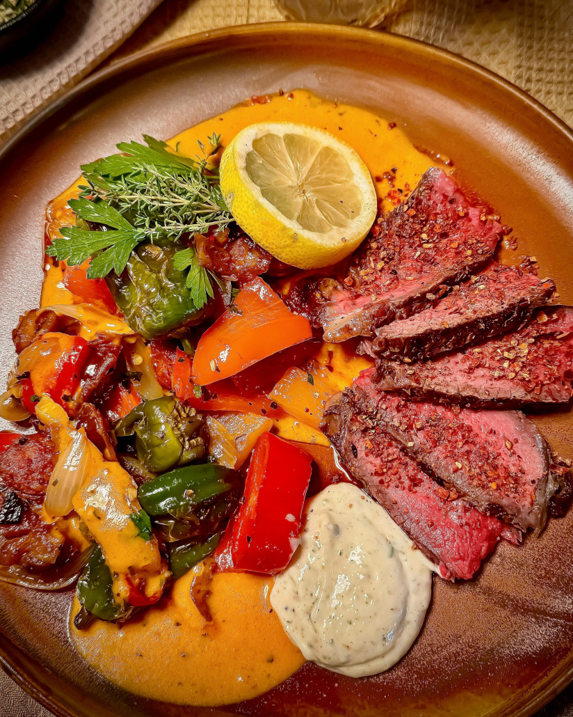 Daniels Txogitxu Beiried mit Chorizo-Sauce und Gemüse Daniels Txogitxu Beiried mit Chorizo-Sauce und Gemüse