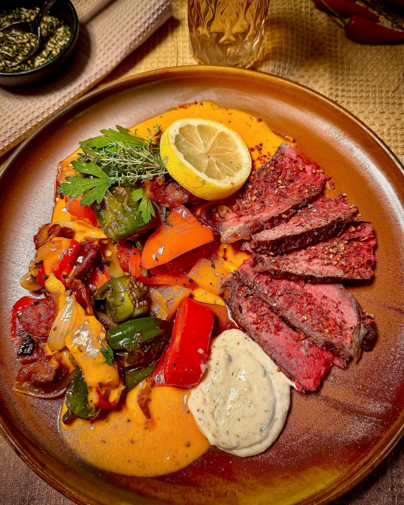 Daniels Txogitxu Beiried mit Chorizo-Sauce und Gemüse Daniels Txogitxu Beiried mit Chorizo-Sauce und Gemüse