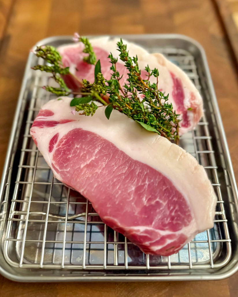 Daniels Mangalica Rücken mit Letscho und Bratkartoffeln