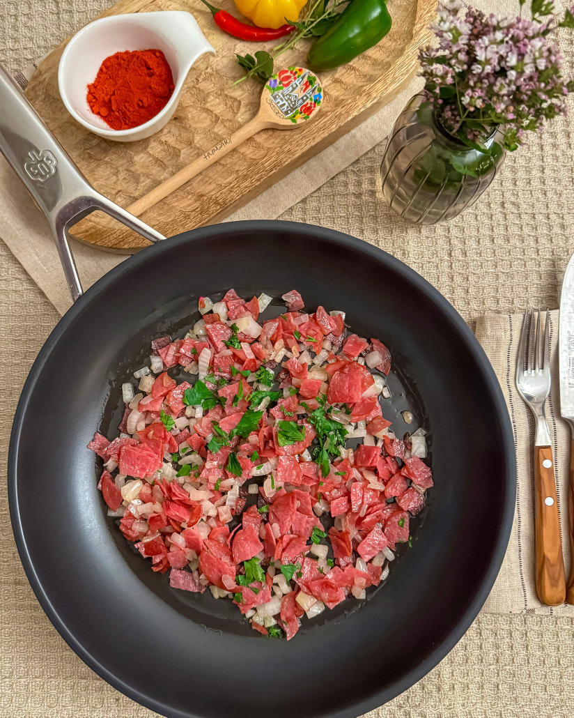 Daniels Mangalica Rücken mit Letscho und Bratkartoffeln