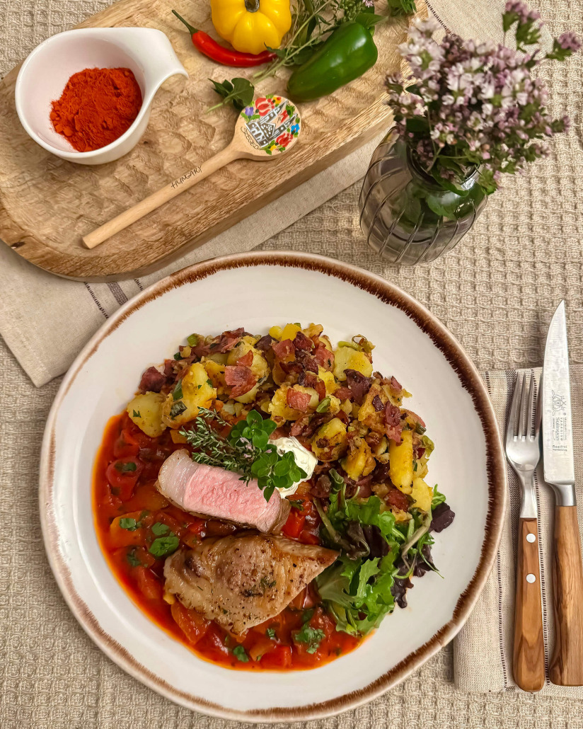 Daniels Mangalica Rücken mit Letscho und Bratkartoffeln