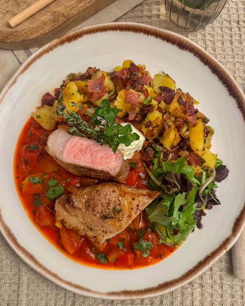 Daniels Mangalica Rücken mit Letscho und Bratkartoffeln